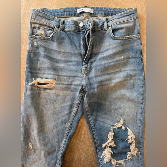 Zara Men’s Distressed Slim Fit Jeans Size 34 Light Wash Ripped Denim - Picture 2 of 5